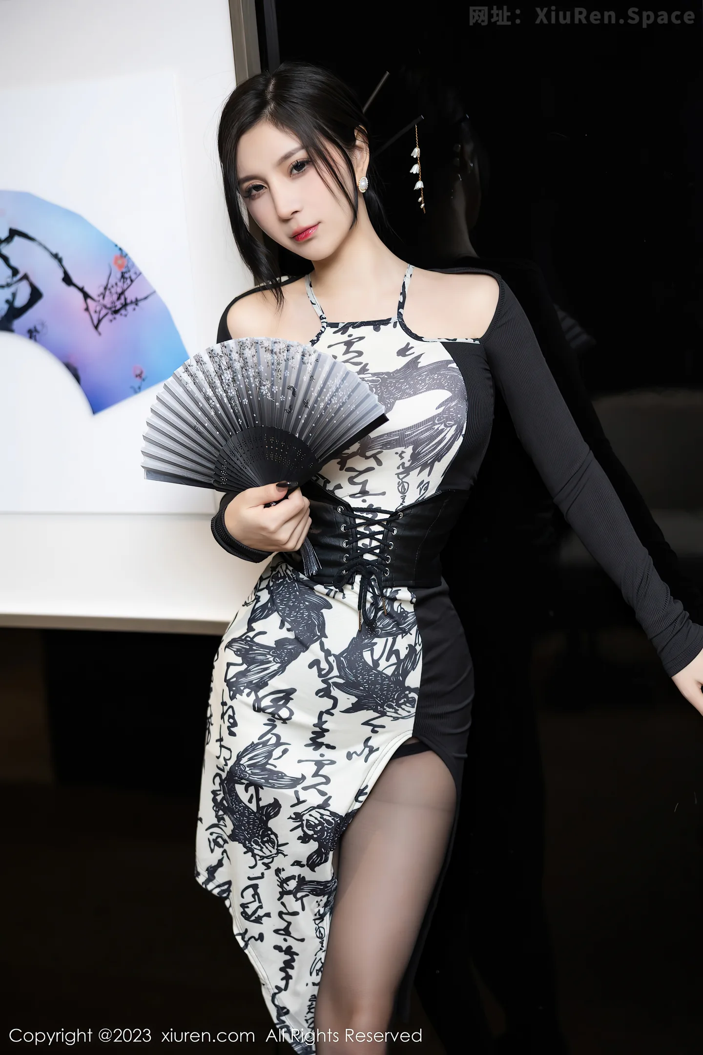 图片[2]-[XiuRen秀人网] 2023.03.13 VOL.6406 小蛮妖Yummy 白色紧身连衣裙与黑色内衣加黑丝美腿性感私房写真集-秀人网官方网站